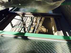 庇の網入りガラス修理作業