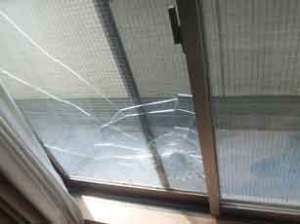 ゴルフボールで大破した網入りガラス
