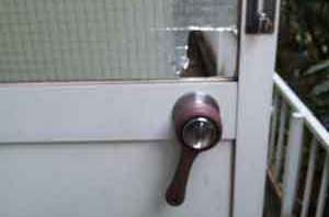 板橋区の空き巣被害のドアガラス