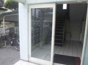 アパートエントランスドアガラスの破損