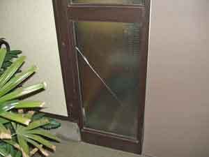駒木台の網入りガラス破損