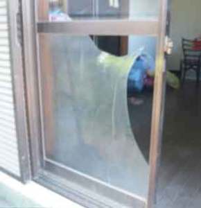 空き巣に割られた窓ガラス