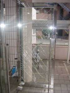 四街道市のドアガラス破損