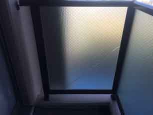 市川市のマンション手すりガラスのひび割れ