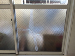 四街道アパートのガラス割れ