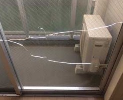 稲毛区マンションの網入りガラス熱割れ