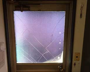 勝手口ドアガラス破損