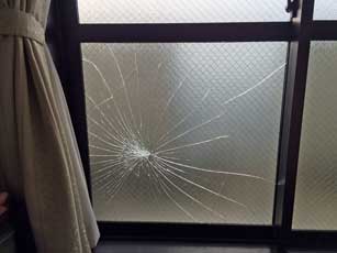 網入り型板ガラス破損