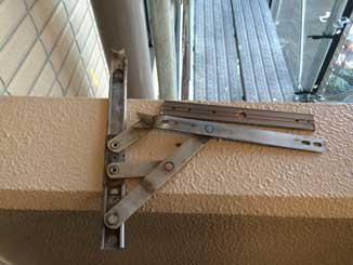 松戸市マンションすべり出し窓部品