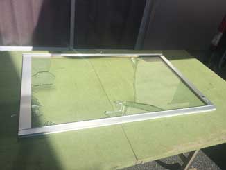 宮野木町の硝子割れ