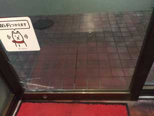 成田市の自動ドアガラス割れ