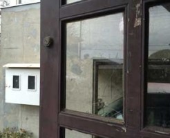 若葉区の玄関ドアガラス割れ