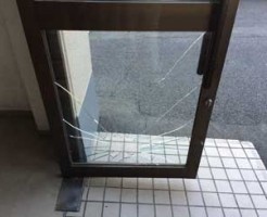 花見川区ドアガラス修理交換前
