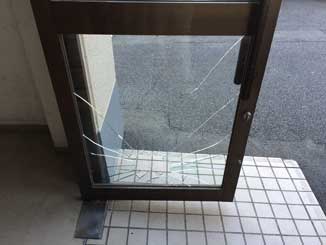 花見川区ドアガラス修理交換前