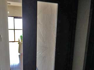 東中沢室内ドアガラス修理前