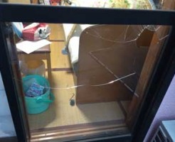 四街道市ガラス割れ修理前