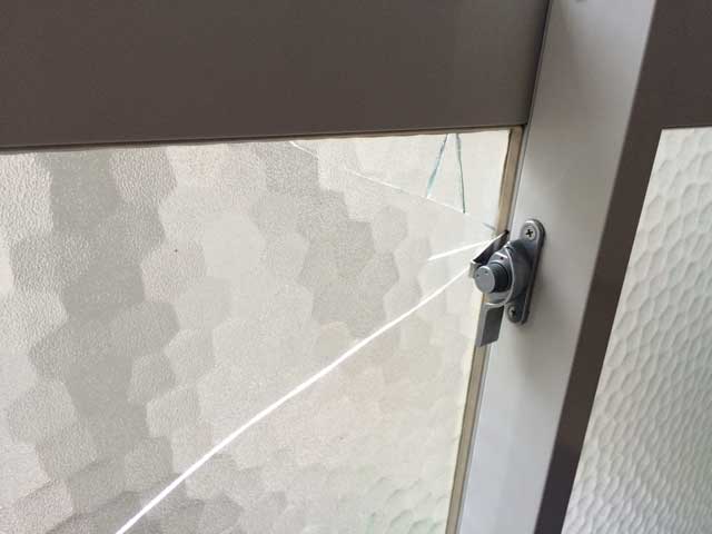 南臼井台のくもりガラス修理・交換前