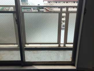 欠真間の透明網入りガラス修理後