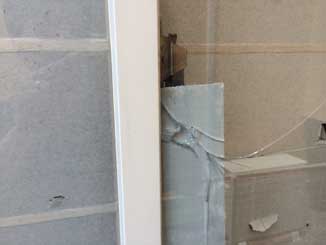 空き巣被害に遭った窓ガラス