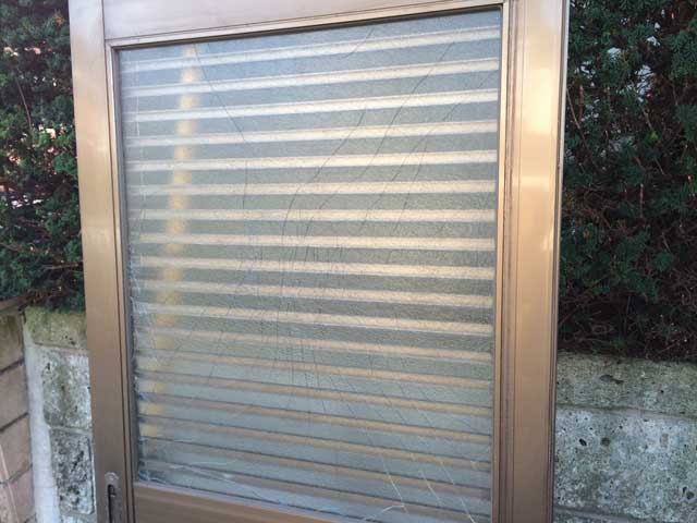 西初石の玄関引戸ガラス修理前