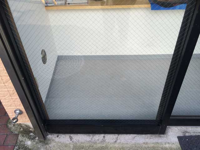 作草部町の網入りガラス修理後