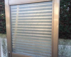 流山市の玄関引戸ガラス修理前