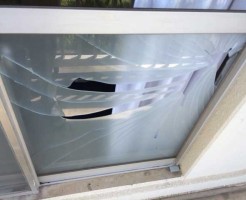 団地のすりガラス割れ