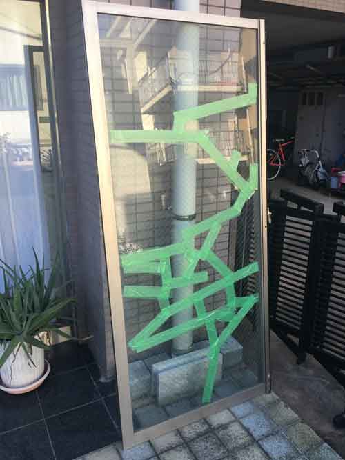 網入りガラス修理前