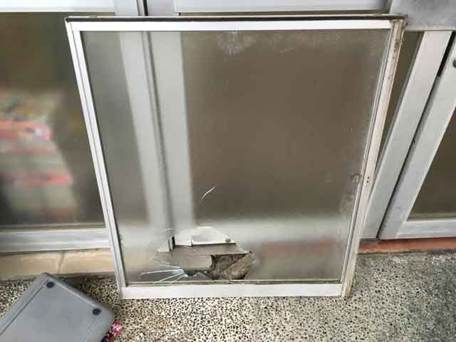 型板ガラス修理・交換前