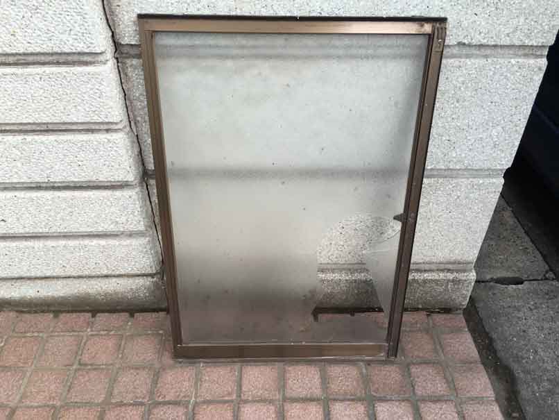 本大久保のガラス修理前