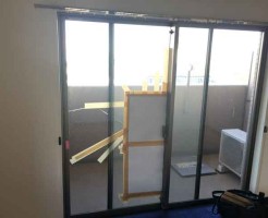 透明網入りガラス修理交換前