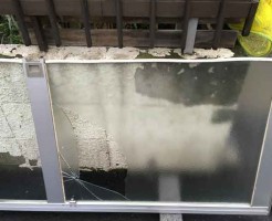 くもりガラス投石被害