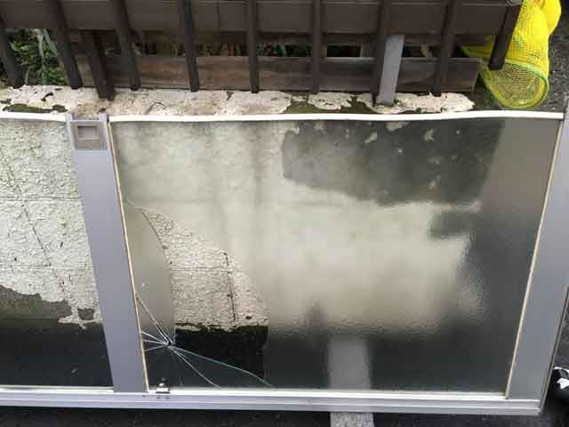 くもりガラス投石被害