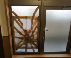 老人ホームガラス修理交換前