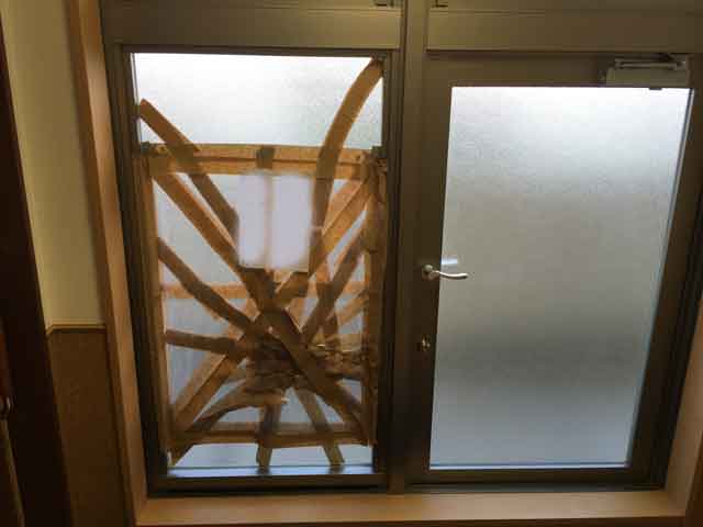 老人ホームガラス修理・交換前