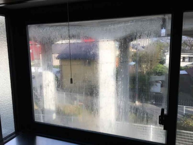 窓ガラスの水蒸気を拭いても取れない 窓名人 窓ガラスの水蒸気を拭いても取れない 窓名人