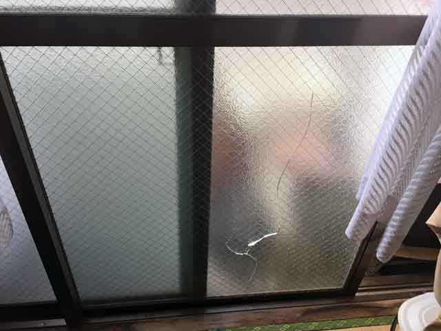 柴又で網入りガラス修理前