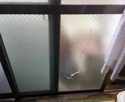 葛飾区柴又　網入りガラス修理前