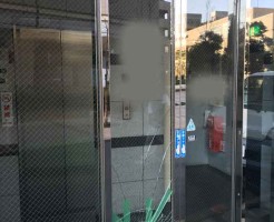 網入りガラスいたずら被害
