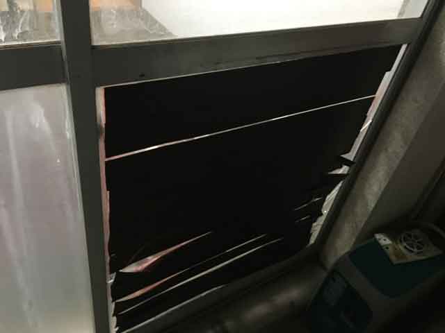 公務員住宅のガラス修理前