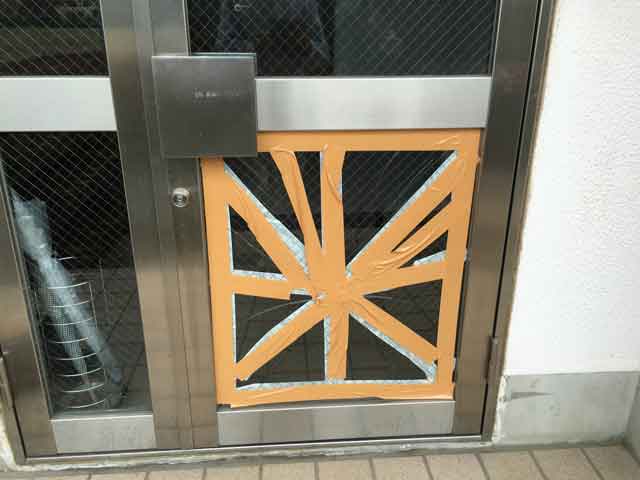 網入りガラス修理前