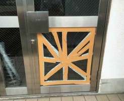 網入りガラス修理前