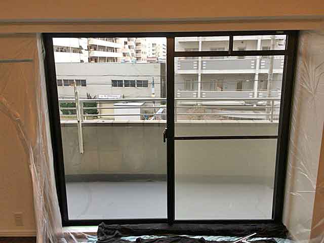 マンションの窓に飛散防止フィルム貼り ｜ 【窓名人】