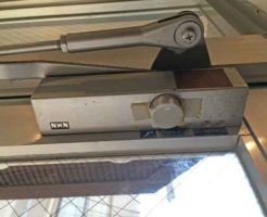 オイル漏れしたドアクローザー