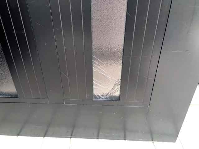 割れた玄関ドアガラス