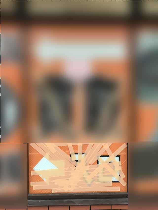 店舗のガラス修理前