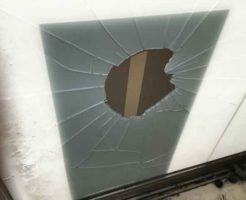 足で蹴られた跡