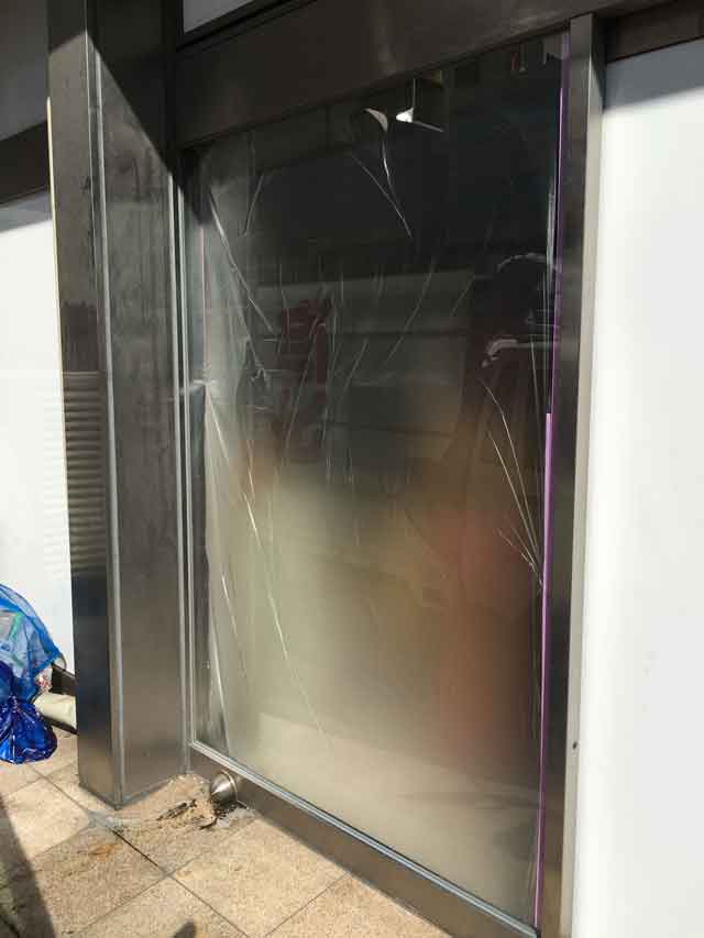 ショーウインドーガラス修理後