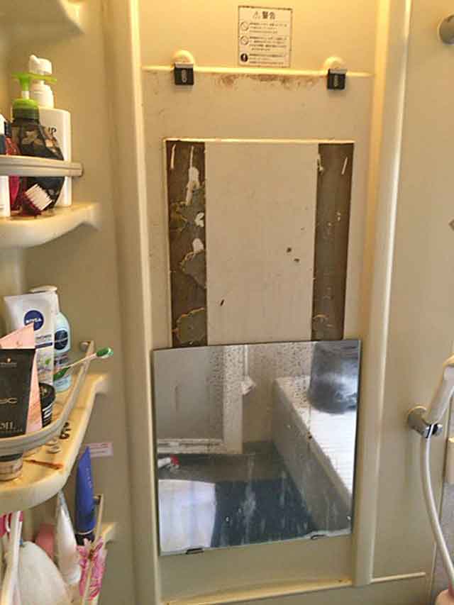 鏡の剥離作業中