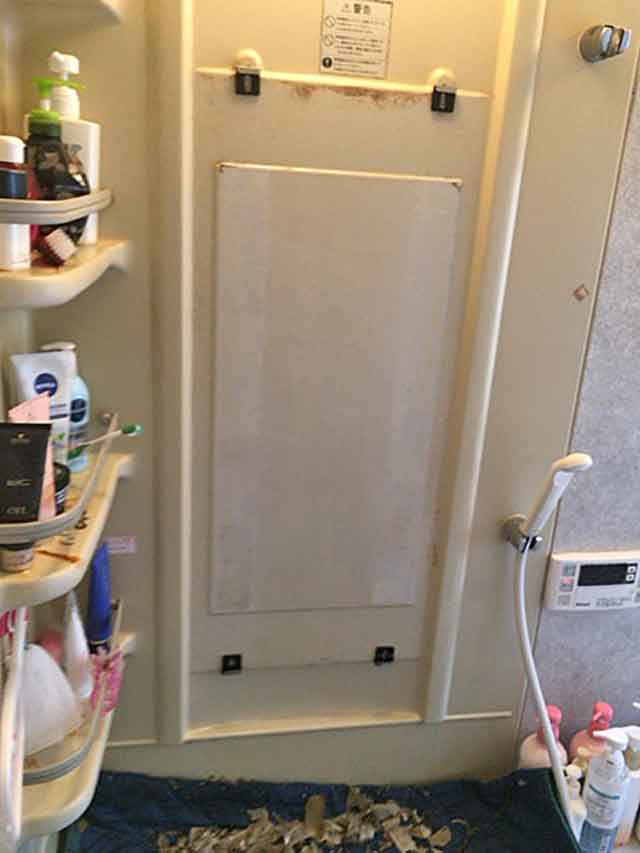 鏡のテープ剥離後